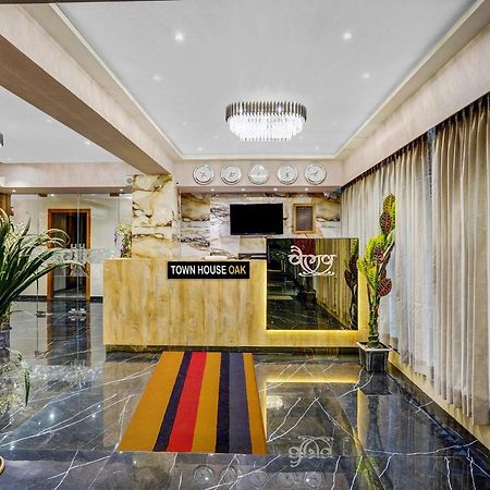 Townhouse Oak Hotel Vaibhav Surat Exterior foto
