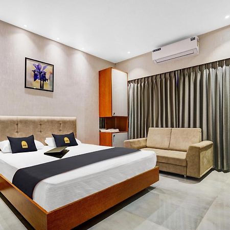 Townhouse Oak Hotel Vaibhav Surat Exterior foto