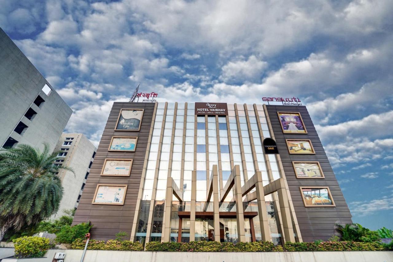 Townhouse Oak Hotel Vaibhav Surat Exterior foto