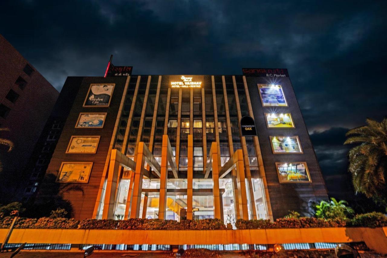 Townhouse Oak Hotel Vaibhav Surat Exterior foto