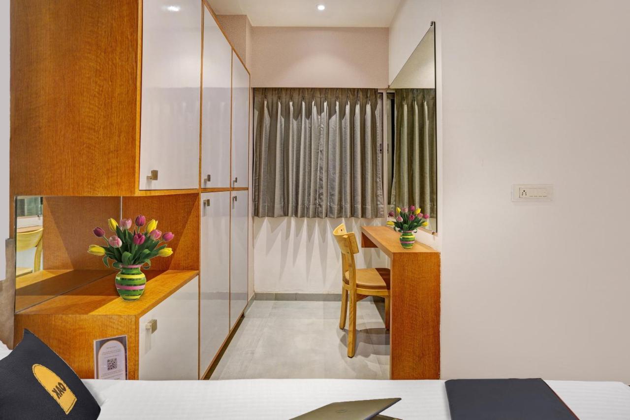 Townhouse Oak Hotel Vaibhav Surat Exterior foto