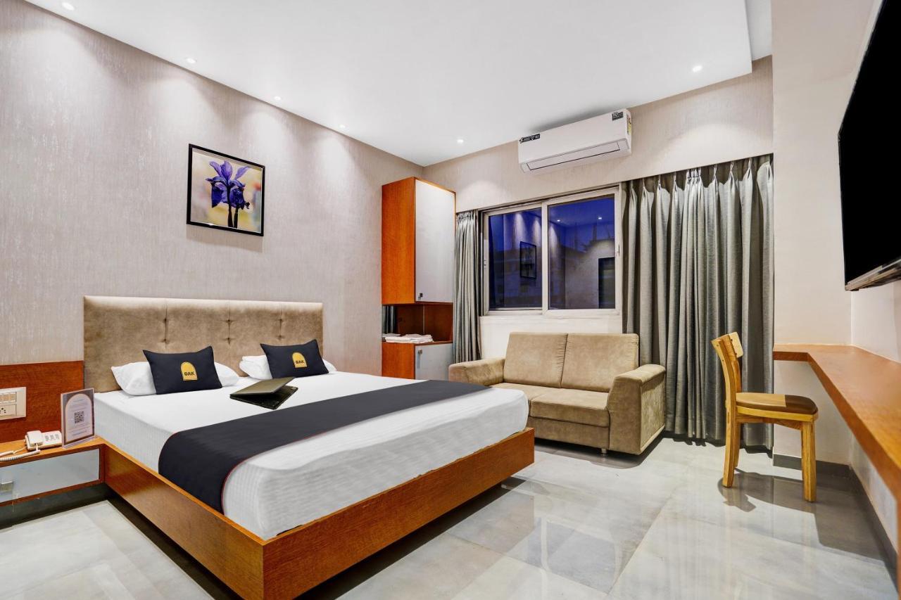 Townhouse Oak Hotel Vaibhav Surat Exterior foto