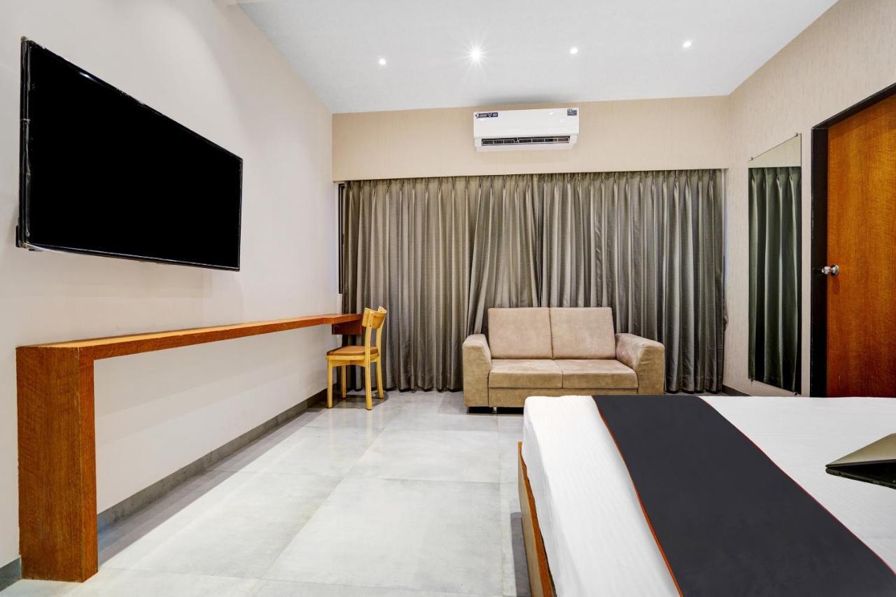 Townhouse Oak Hotel Vaibhav Surat Exterior foto