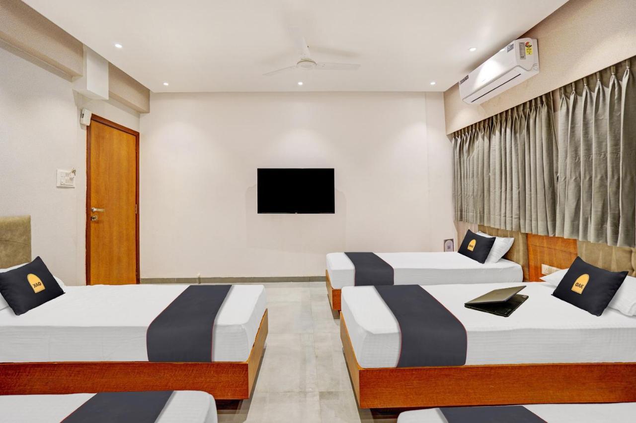 Townhouse Oak Hotel Vaibhav Surat Exterior foto