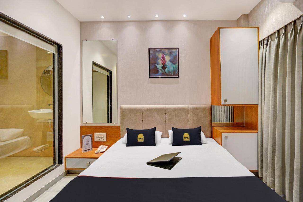 Townhouse Oak Hotel Vaibhav Surat Exterior foto